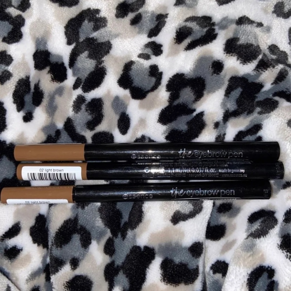 Essence EYEBROW PEN !!!